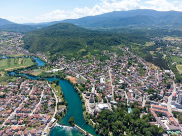 Grad Bihać i rijeka Una, snimak dronom.