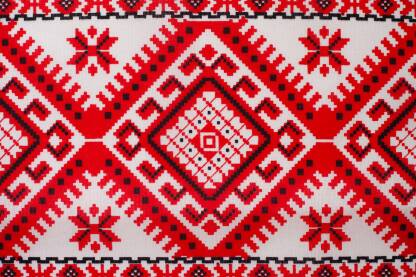 Dekoracija kockica i mozaika na tkanini, crvene i crne boje na beloj pozadini