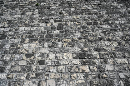 Stari kameni zidovi na utvrdi. Stari kameni zidovi na utvrdi. Tekstura zida. Veliki kameni blokovi na dvorcu.
