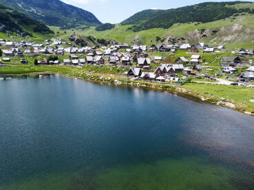 Prokoško jezero, planina Vranica, Bosna i Hercegovina. Bespravna gradnja kuća.