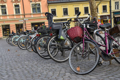 Parking za bicikle u centru Ljubljane, Slovenija. Bicikli parkirani na ulici.