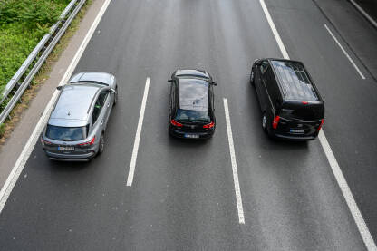 Automobili se kreću autocestom tokom gužvi. Vozila na autoputu. Prijevoz.