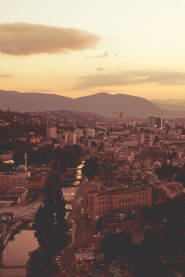 Panorama grada Sarajeva, fotografisano sa Žute Tabije, zalazak sunca.