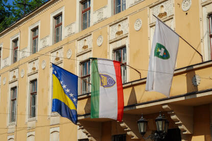 Zastave BiH, Zeničko-dobojskog kantona i grada Visoko na zgradi opštine Visoko.