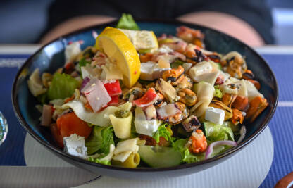 Salata od svježih morskih plodova poslužena u restoranu sa škampima, dagnjama, lignjama, sipama i hobotnicama. Ukusna gurmanska salata od morskih plodova sa miješanim morskim delicijama na tanjiru.