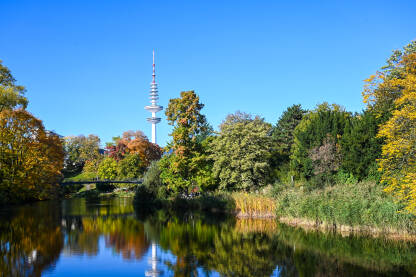 Hamburg, Njemačka. Park u gradu u jesen.