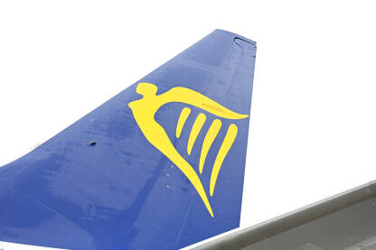 Logo irske niskotarifne aviokompanije Ryanair na repu aviona. Brendiranje aviokompanije Ryanair.