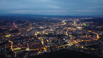 Banja Luka, panoramski snimak grada u predveče sa upaljenom rasvjetom