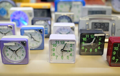 Prodavnica satova. Plastični budilnici. Kućni satovi. Koncept vremena.