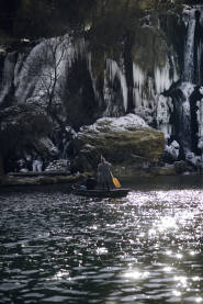 Zaleđeni vodopad Kravice i ljudi u čamcu