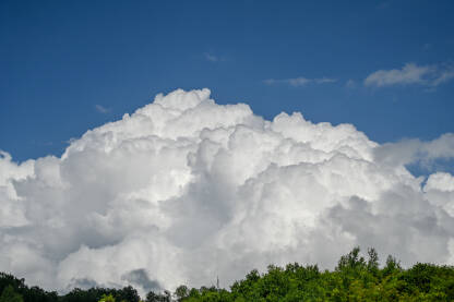 Kumulonimbus. Ogromni bijeli oblak iznad planine. Pristiže nevrijeme.