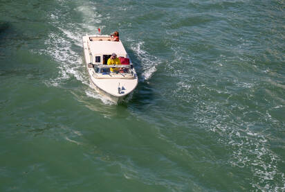 Ljudi na čamcu u moru. Turisti na brodicama na vodi.