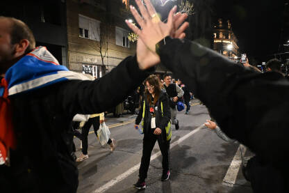 Doček studenata u Beogradu, studentski protesti Doček studenata iz cijele Srbije, pred veliki studentski protest 15. marta 2025. godine u Beogradu. Solidarnost među mladima.