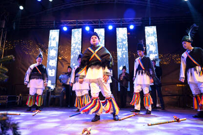 Temišvar, Rumunija: Izvedba tradicionalnog plesa i muzike Rumunjske. Ljudi u narodnim nošnjama plešu na bini. Rumunjska kultura.