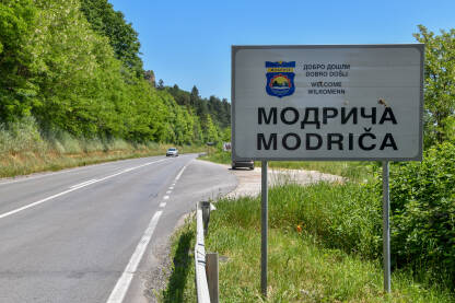 Tabla sa natpisom Modriča, Republika Srpska, Bosna i Hercegovina.