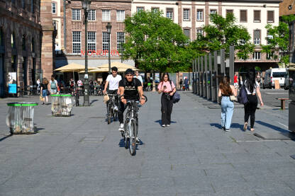 Strasbourg, Francuska, svibanj 2022.: Ljudi hodaju ulicom. Turisti i građani u centru grada.