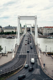 Most iznad rijeke Dunav koji spaja Budim i Peštu. Mađarska.