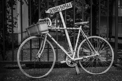 Bicikl ispred obdaništa u Tuzli