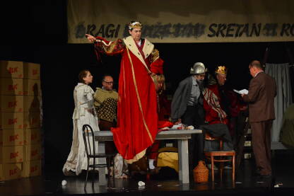 Predstava “Hamlet u selu Mrduša Donja” u izvedbi Narodnog pozorišta Tuzla.
Autor predstave je Ivo Brešana, a režiji potpisuje Mustafe Nadarevića.
