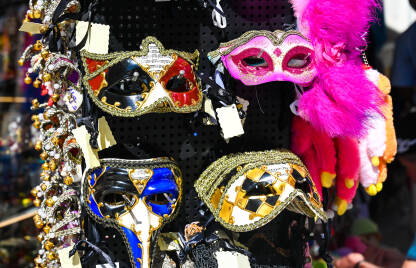 Maska za maškare na prodaju u Veneciji, Italija. Maska za karneval.