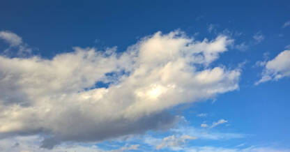 suncan dan plavo nebo sa velikim oblakom