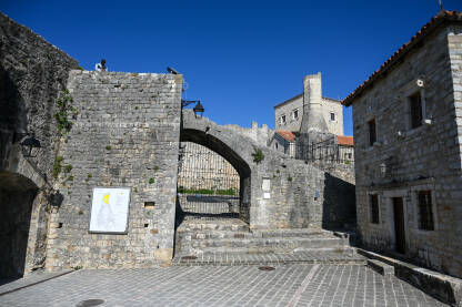 Stari grad Ulcinj, Crna Gora. Stari grad Ulcinj, Crna Gora. Zidovi, ostaci džamije, minaret, zgrade i muzej.