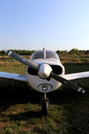 Avion Piper PA28 Propeler starog aviona, na aerodromu u Visokom