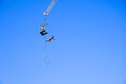 Bungee jumping. Mladić skače bungee jumping. Skok s užetom. Čovjek se zabavlja Ekstremni sport.