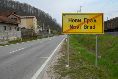 Tabla na izlazu iz Novog Grada, Republika Srpska, Bosna i Hercegovina. Tabla sa prekriženim natpisom Novi Grad.