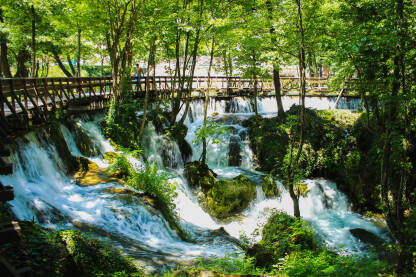 Drveni most iznad rijeke Plive na Plivskom jezeru u Jajcu. Bosna i Hercegovina