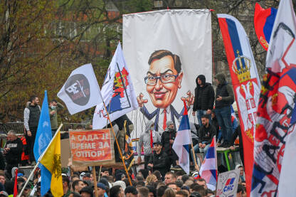 Transparenti sa likom Aleksandra Vučića na studentskom protestu Veliki transparent sa likom predsjednika Srbije Aleksandra Vučića, na studentskim protestima u Beogradu 15. marta 2025. godine. Studenti i građani traže pravdu za poginule tokom pada nadstrešnice.