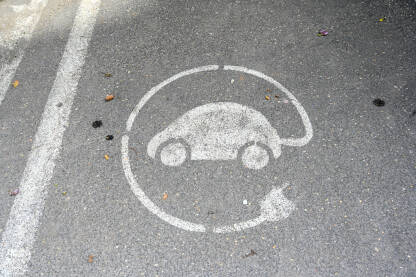 Parkirno mjesto rezervirano za električna vozila. Mjesto za punjenje električnih vozila.