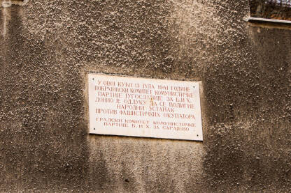 Ploča koja označava zgradu u kojoj je donesena odluka o Ustanku 13. jula 1941. Ulica Musala, Sarajevo