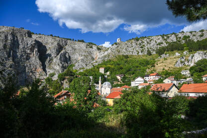 Panorama Livna, BiH. Stare kuće, džamija i kula Panorama Livna, BiH. Stare kuće, džamija i kula na brdu Bašajkovac. Gornji grad Livno.