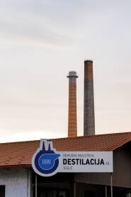 Dimnjaci i znak HI „Destilacija” Teslić.