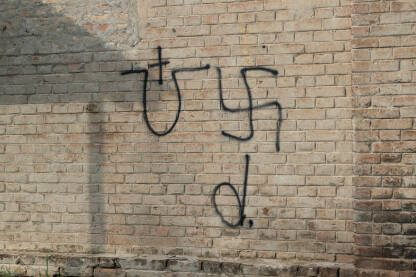 Grafiti fašističkih simbola na zidu u Brodu