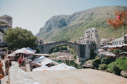 Pogled na Stari Most za vrijeme turističke sezone