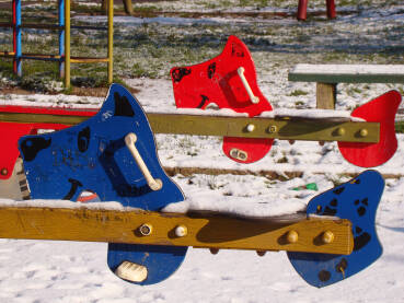 Dječije igralište pod snijegom.