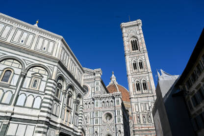 Firenca, Italija. Firentinska katedrala u centru grada. Detalji fasade firentinskog Duoma. Vanjski dio katedrale Santa Maria del Fiore.