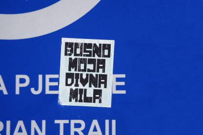 Naljepnica na znaku sa nazivom pjesme Bosno moja divna mila.
