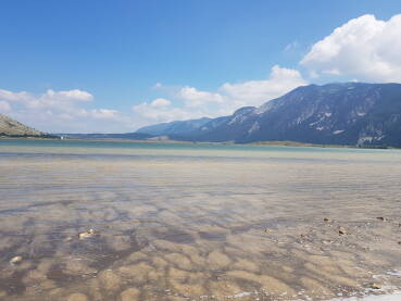 Jezero Blidinje je najveće prirodno jezero u BiH, smješteno između planina Vran i Čvrsnica, na 1.184 metra nadmorske visine. Najveća dubina jezera je četiri metra. Dio je Parka prirode Blidinje.