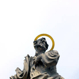 Fotografija statue sv. Petra u bašti katedrale sv. Petra i Pavla u Češkoj, Brno