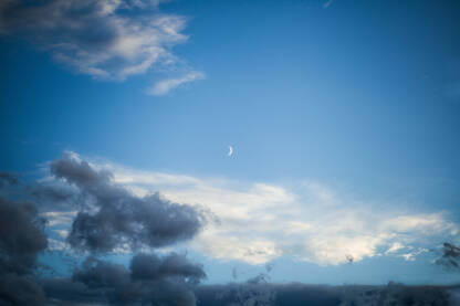 Mladi Mjesec i oblaci
