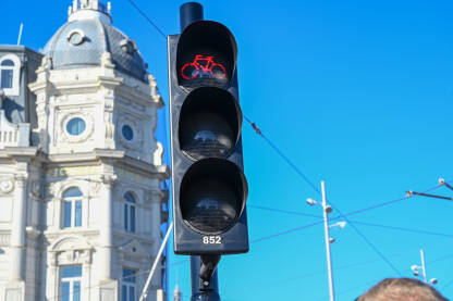 Semafor za bicikliste na raskrsnici. Crveno svjetlo na semaforu za bicikle.