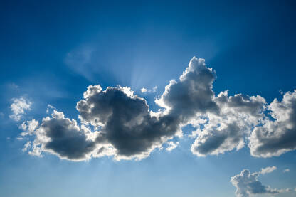 Oblaci na plavom nebu. Grupa oblaka je prekrila sunce tokom ljetnog dana.