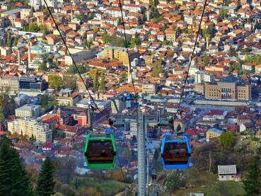 Pogled na Sarajevo sa Trebevića. Žičara koja vodi iz Sarajeva na planinu Trebević.