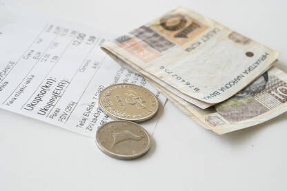 Račun izražen u kunama i eurima te hrvatska valuta kuna na stolu. Hrvatska će od 1. januara 2023. postati 20. članica eurozone. Novac i račun.