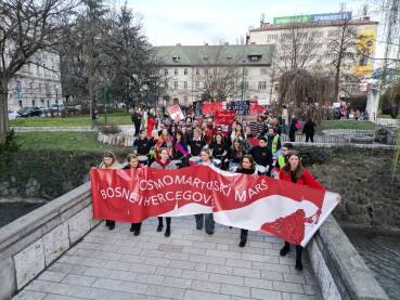 Osmomartovski marš u Sarajevu kao znak podrške ženama. "
Neformalna grupa aktivista i aktivistkinja je u Sarajevu povodom 8. marta organizovala protestni marš pod sloganom: "Ovako lijepa, a na minimalcu".