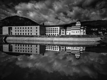 Fotografija jednog dijela Andrićgrada u Višegradu. Doba dana kada je rijeka Drina mirna i kada refleksija dolazi do svog izražaja.