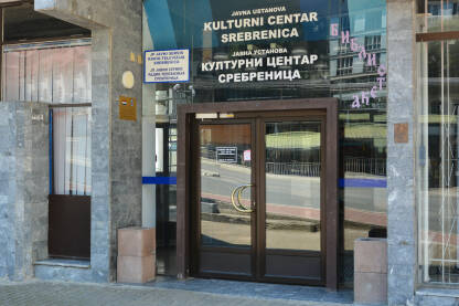 Ulazna vrata Kulturnog centra Srebrenica.